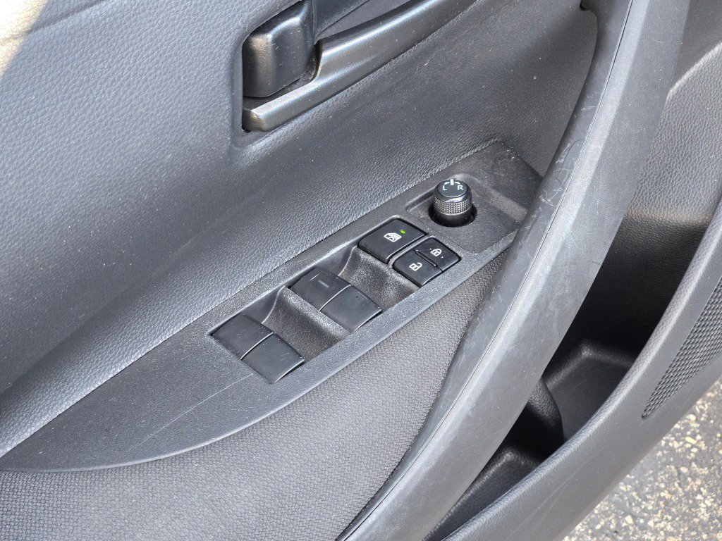 Used 2025 Toyota Corolla LE FWD image 17