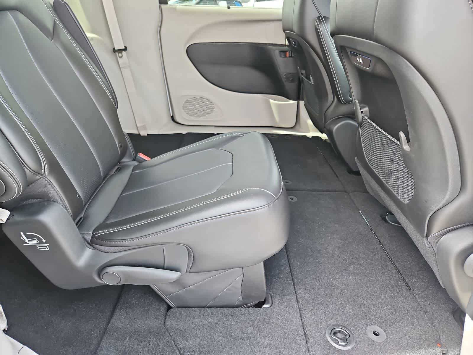 Used 2024 Chrysler Pacifica Touring-L FWD image 24