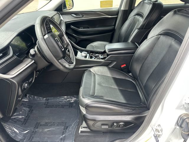 Used 2023 Jeep Grand Cherokee L Limited w/ Black Appearance Package AWD/4WD image 31