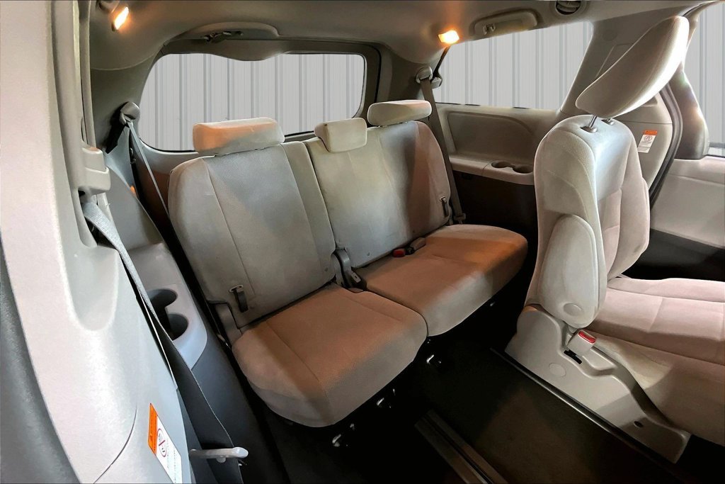 Used 2020 Toyota Sienna L FWD image 27