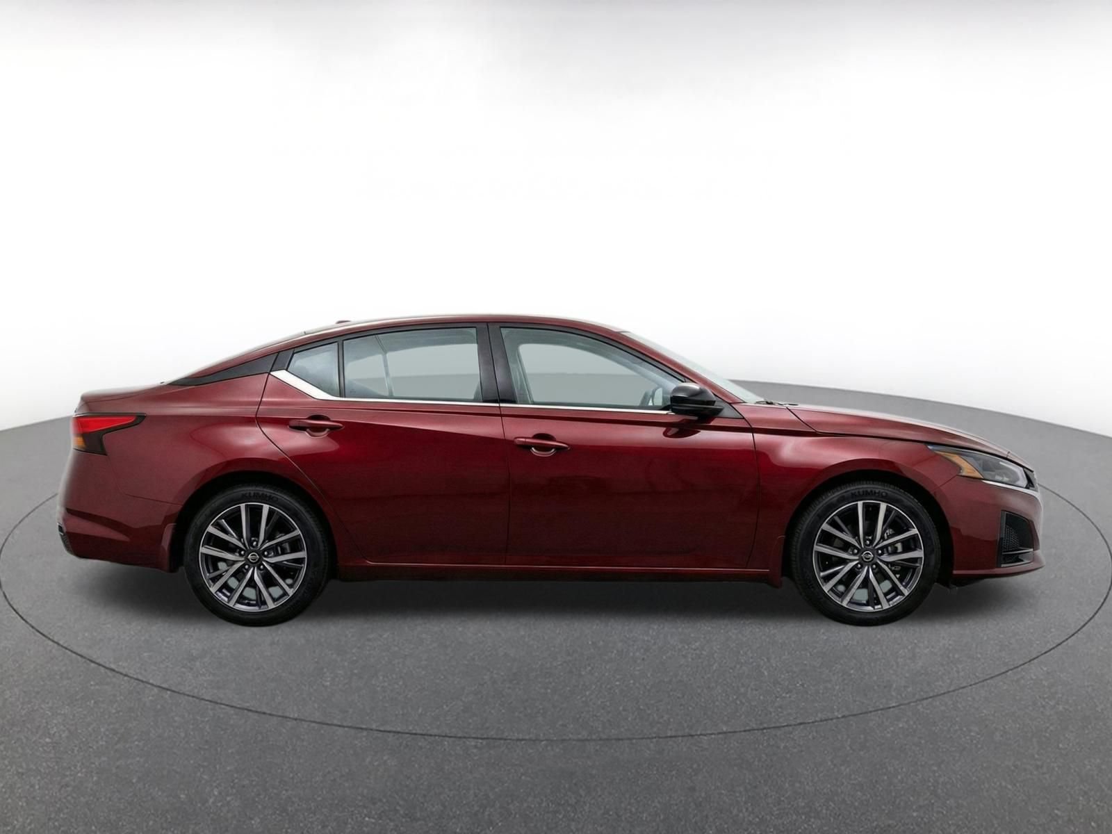 Used 2025 Nissan Altima 2.5 SV FWD image 14