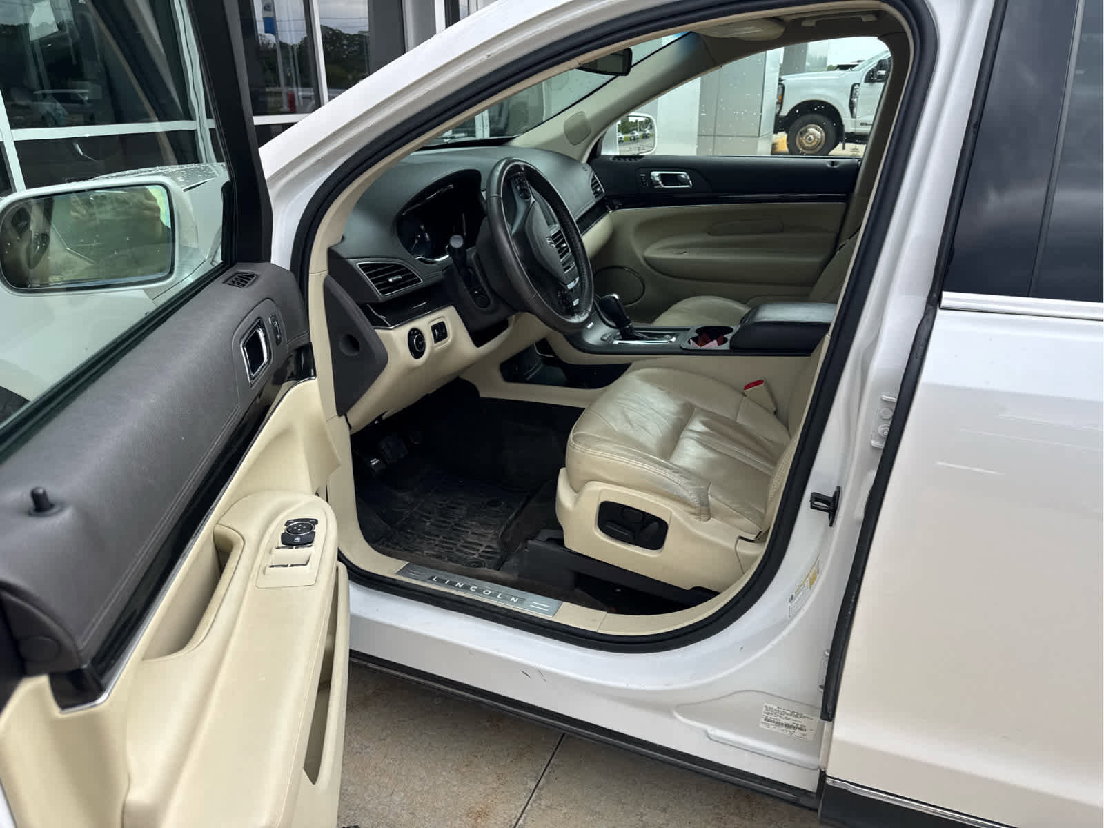 Used 2017 Lincoln MKT AWD w/ Technology Package image 5