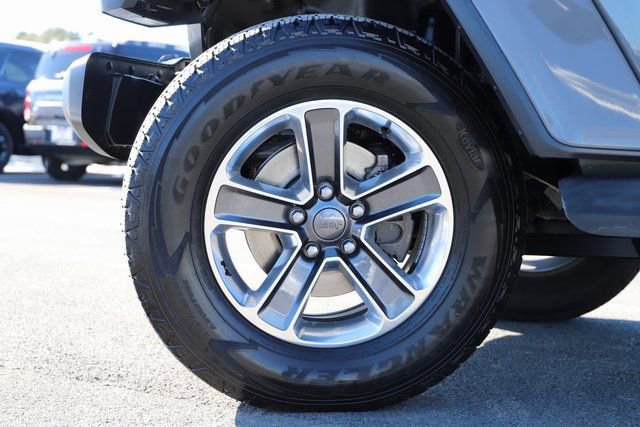 Used 2018 Jeep Wrangler Unlimited Sahara w/ Dual Top Group AWD/4WD image 2
