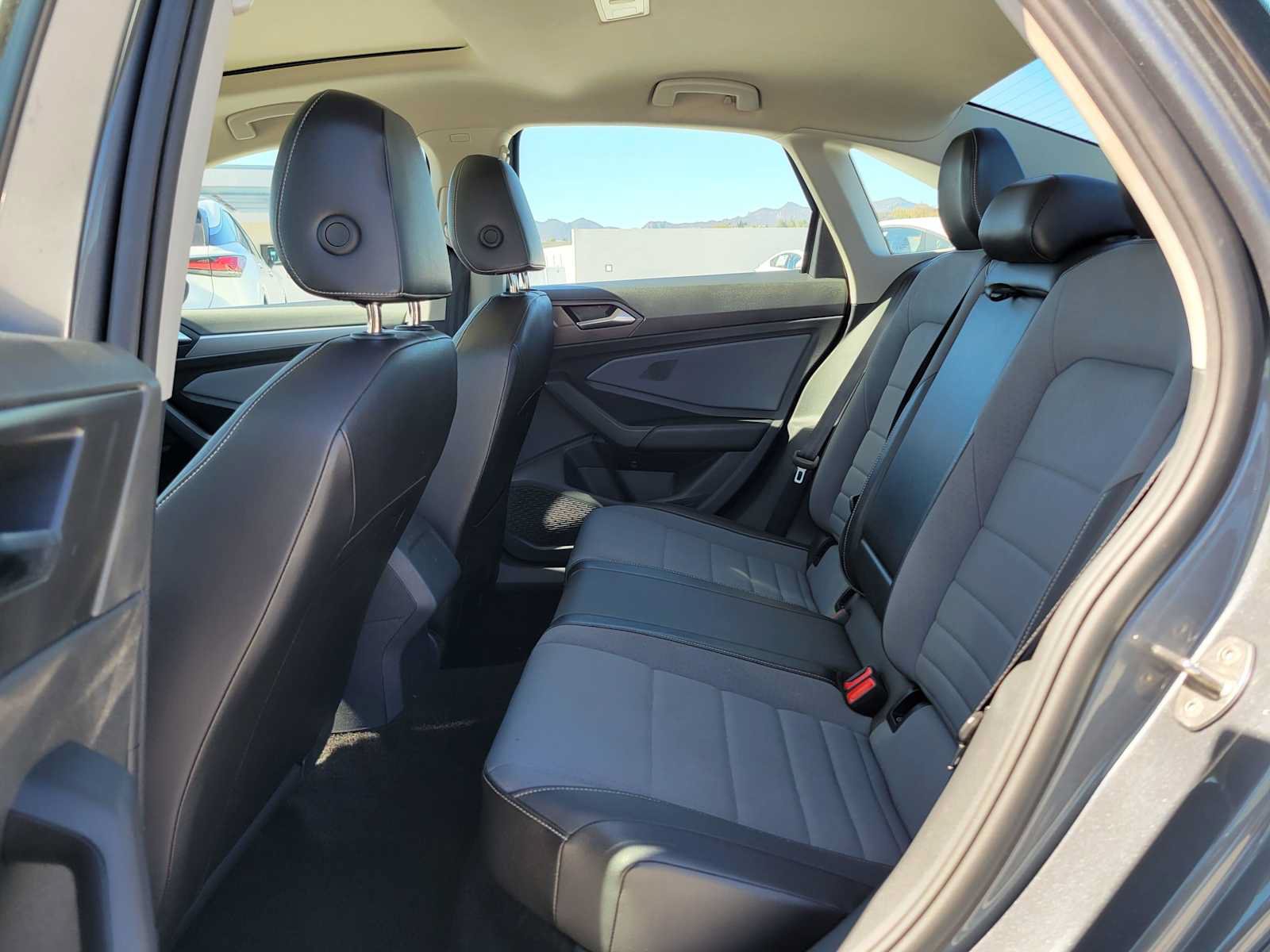 Used 2026 Volkswagen Jetta SE FWD image 15