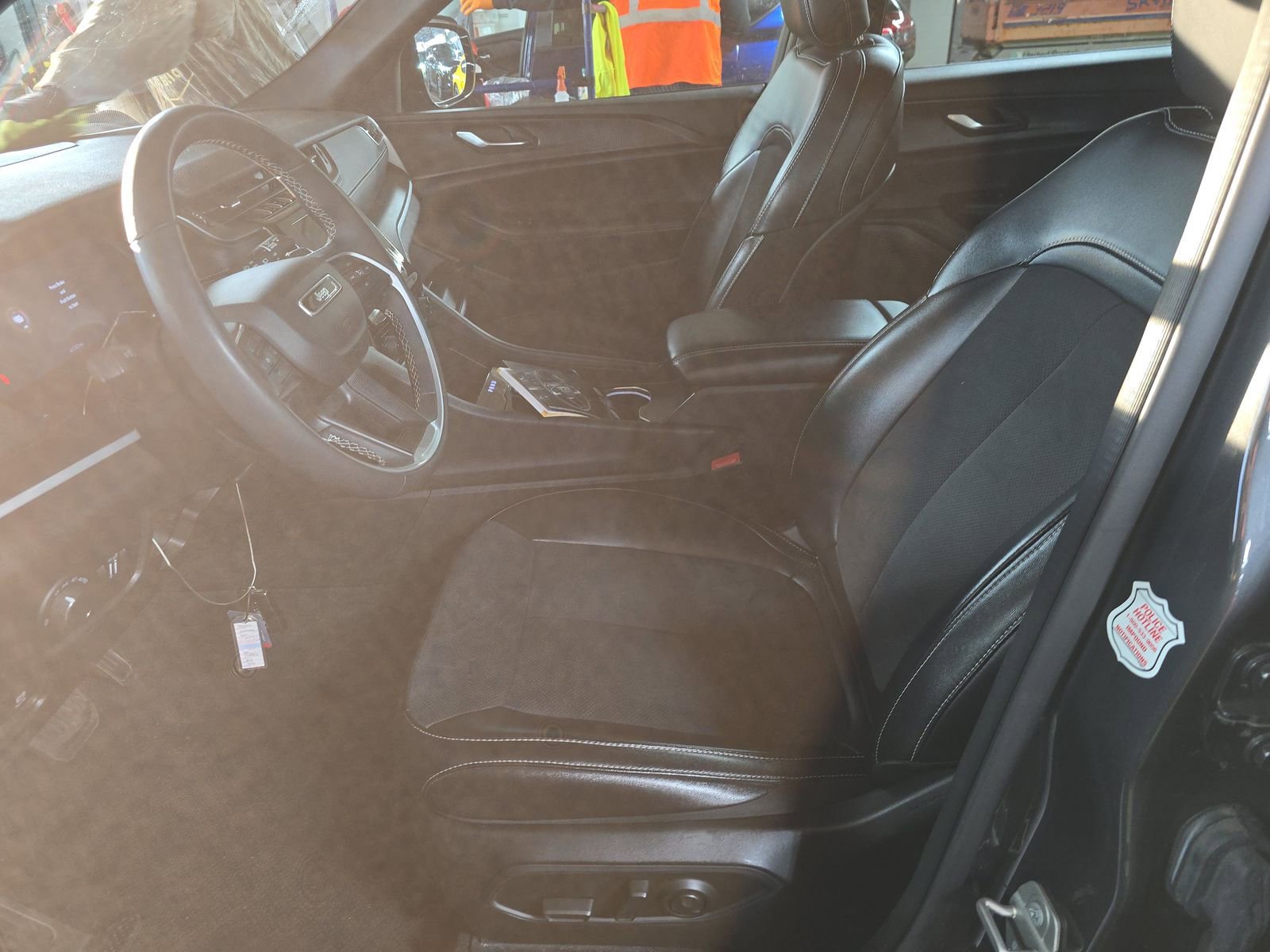 Used 2024 Jeep Grand Cherokee L Laredo image 3