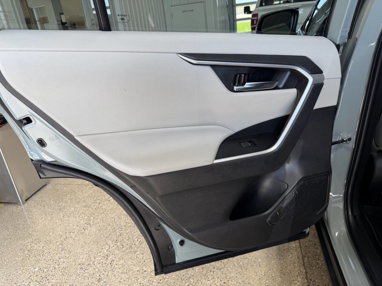 Used 2022 Toyota RAV4 XLE AWD/4WD image 24