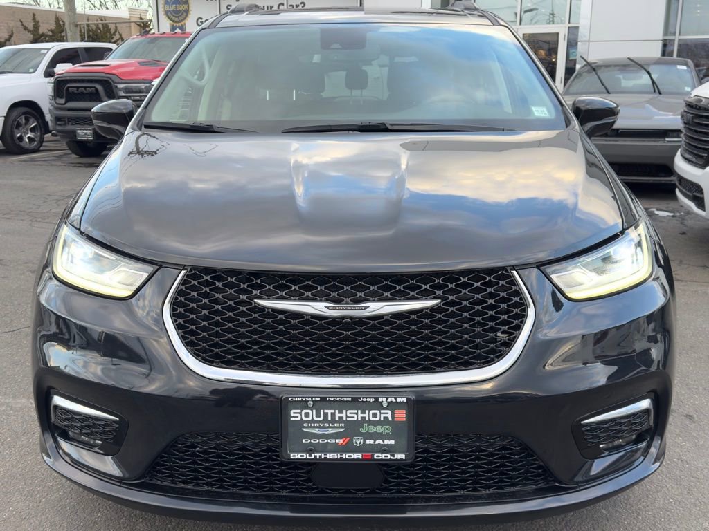 Used 2022 Chrysler Pacifica Touring-L image 2