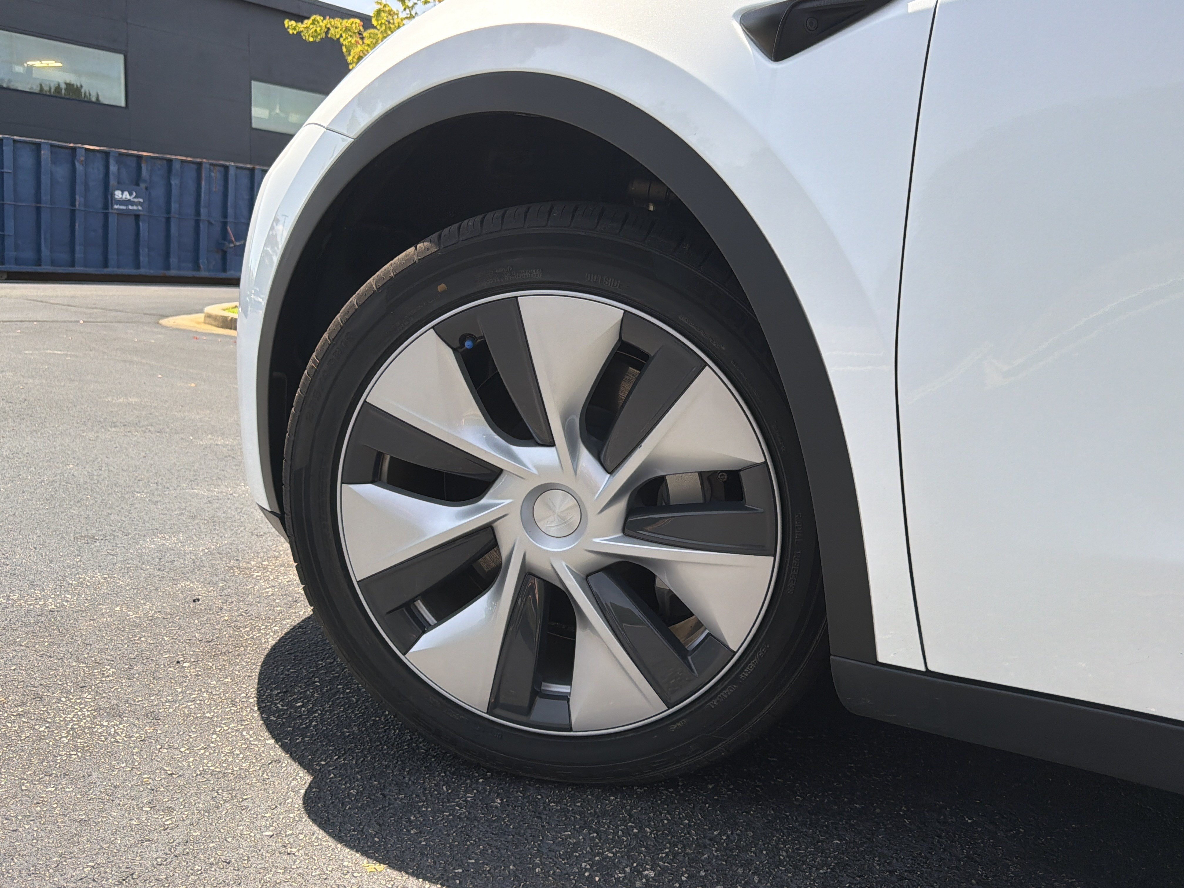 Used 2023 Tesla Model Y AWD image 16