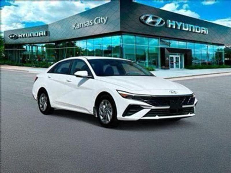 Used 2025 Hyundai Elantra Blue image 10