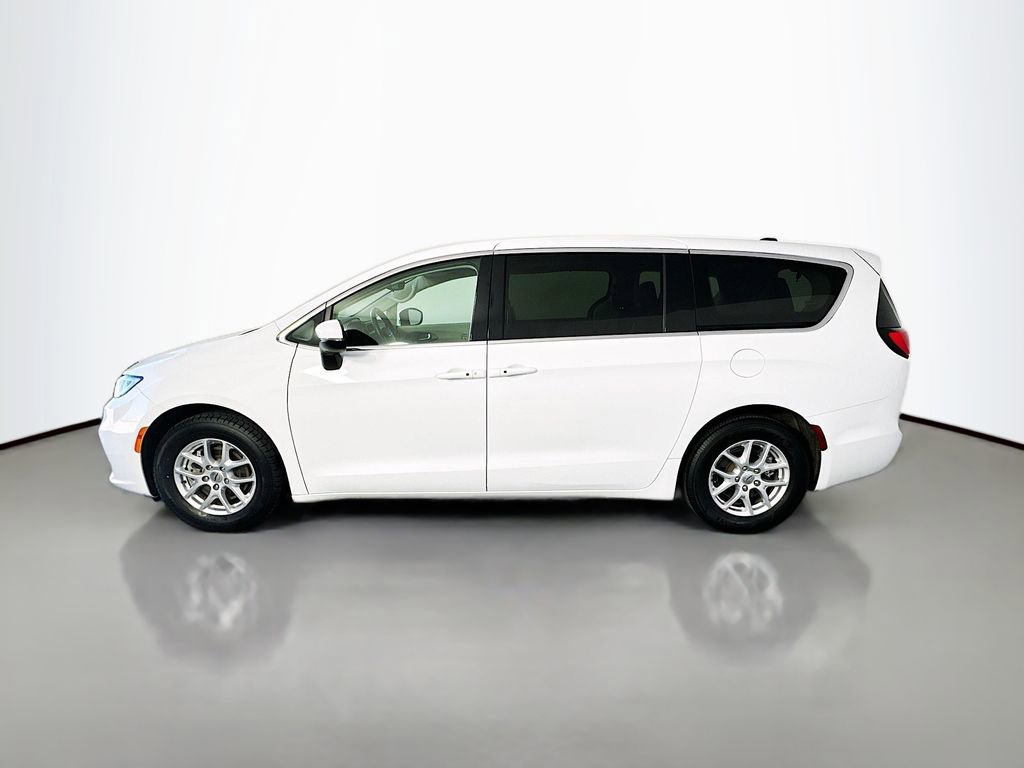 Used 2023 Chrysler Pacifica Touring-L FWD image 4
