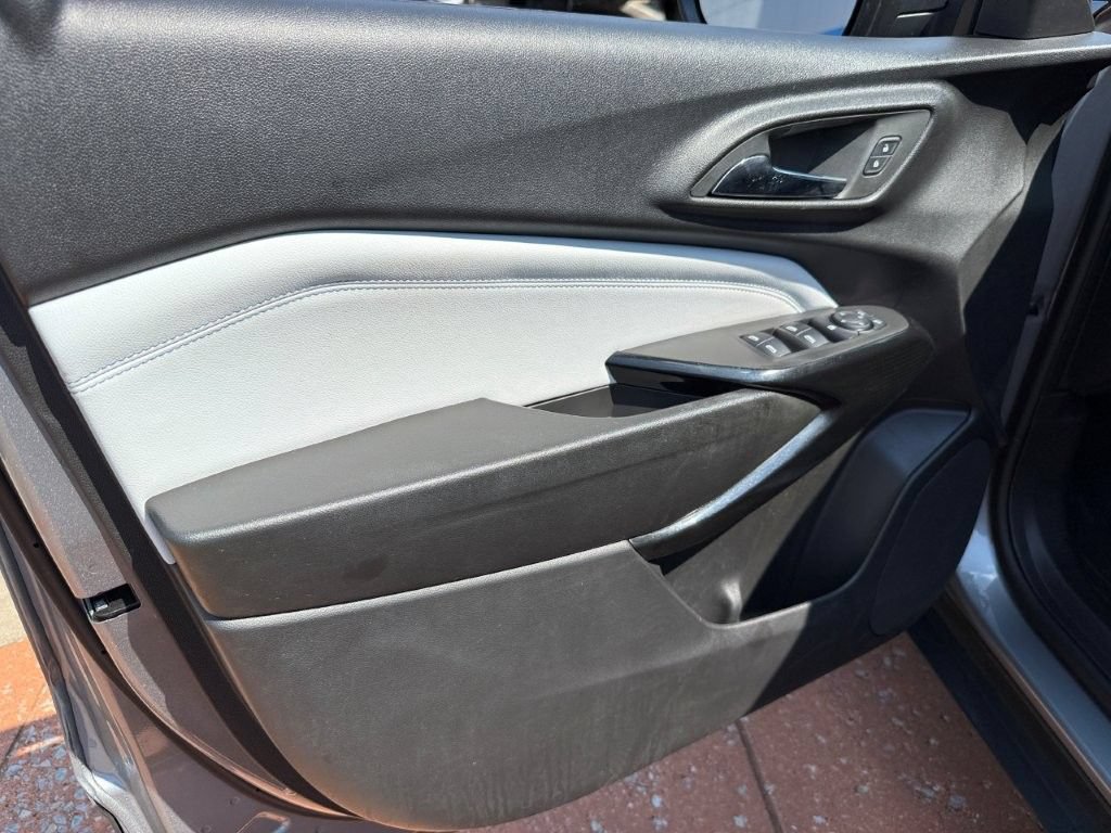 Used 2025 Chevrolet Trax LT FWD image 9