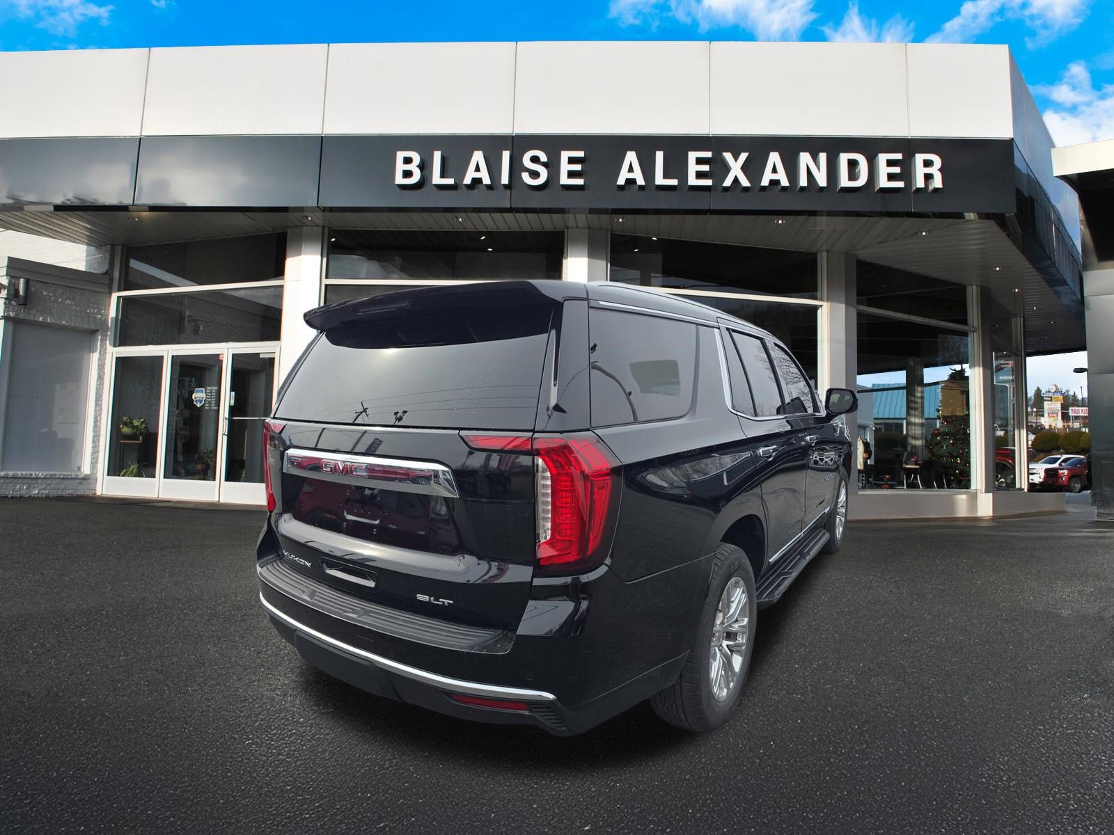 Used 2024 GMC Yukon SLT w/ SLT Luxury Package image 3