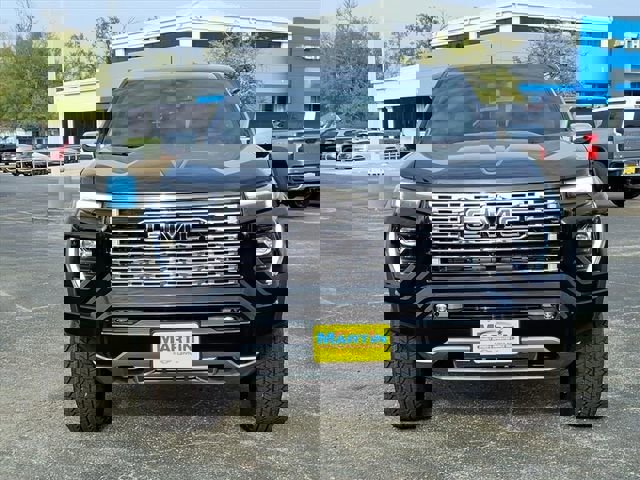 New 2026 GMC Canyon Denali w/ LPO, Denali Black Edition image 2