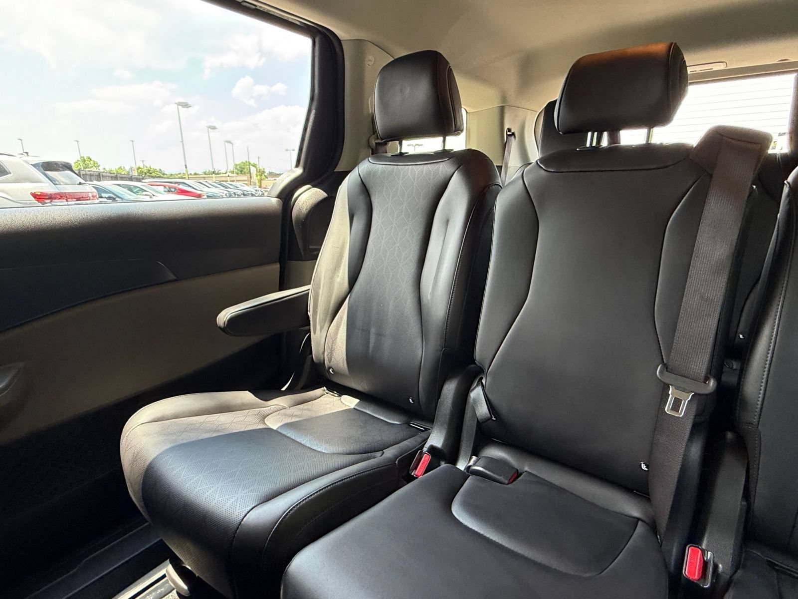 Used 2026 Kia Carnival FWD image 39