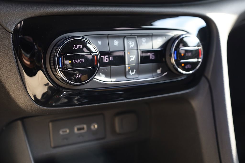 Used 2022 Buick Encore GX Select image 25