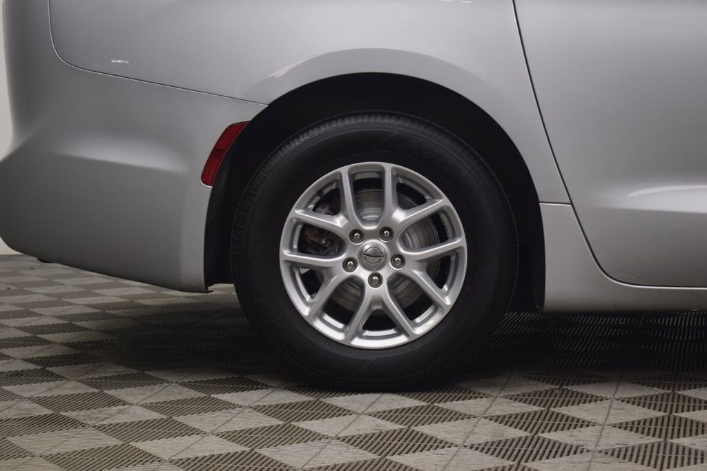 Used 2022 Chrysler Pacifica Touring-L image 33