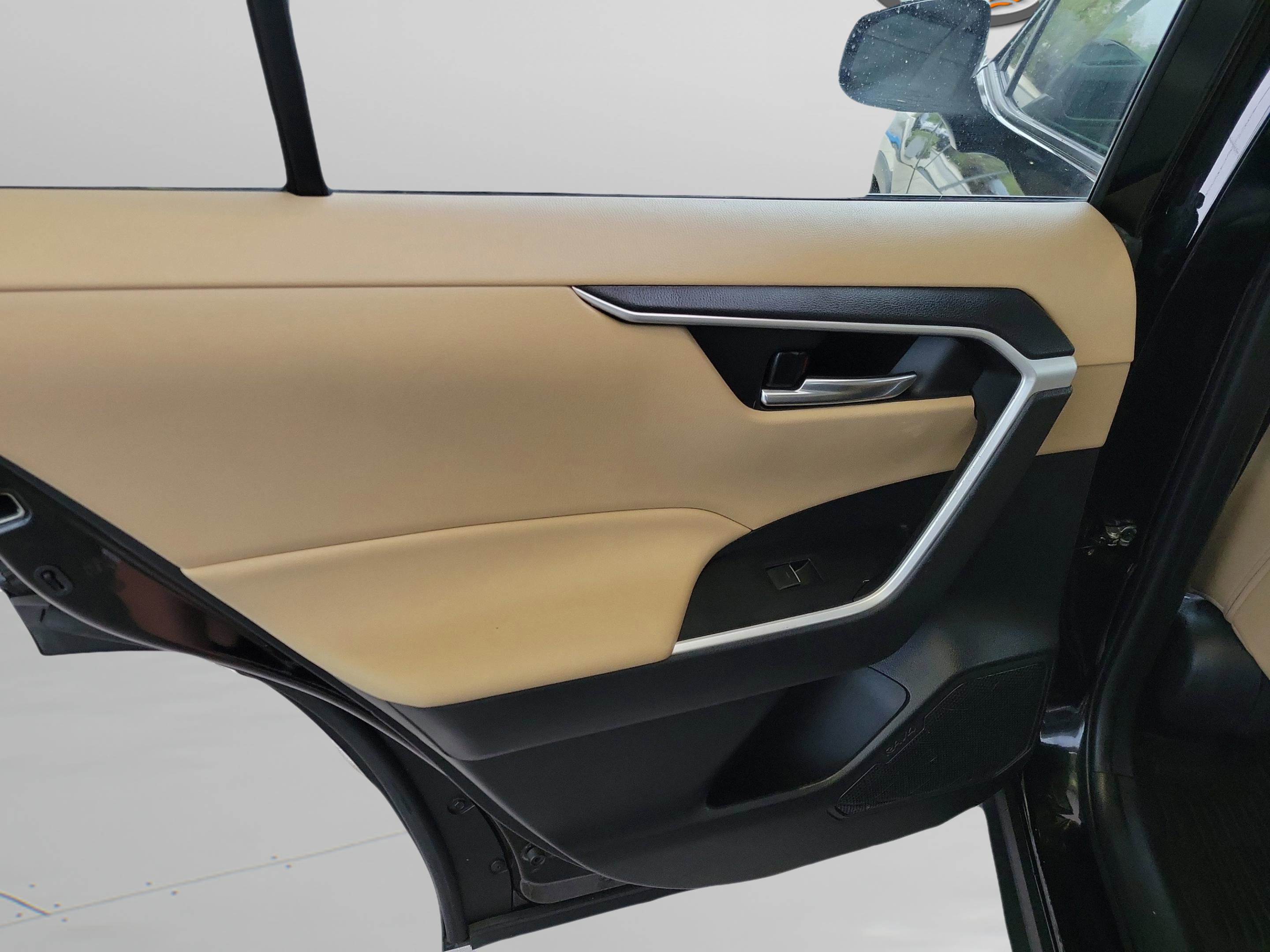 Used 2022 Toyota RAV4 XLE Premium image 25