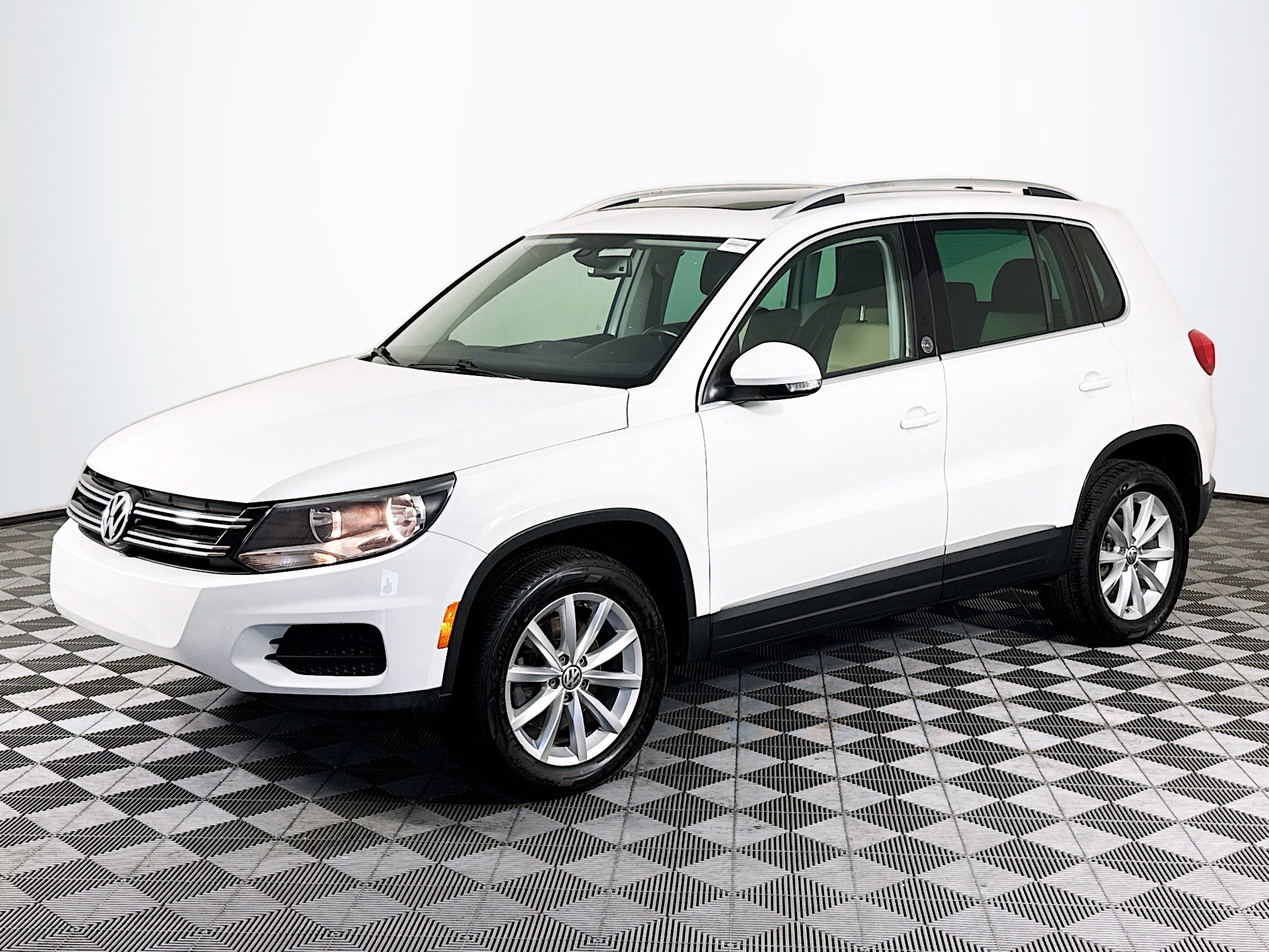 Used 2017 Volkswagen Tiguan Wolfsburg Edition image 4