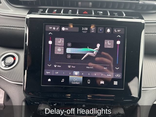 Used 2025 Jeep Grand Cherokee Altitude AWD/4WD image 17