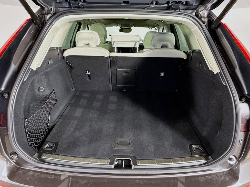 Certified 2023 Volvo XC60 B5 Ultimate FWD image 28
