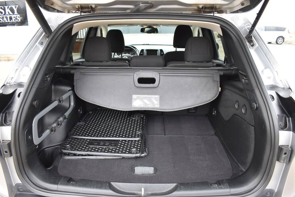 Used 2017 Jeep Cherokee Latitude w/ Comfort & Convenience Group AWD/4WD image 20