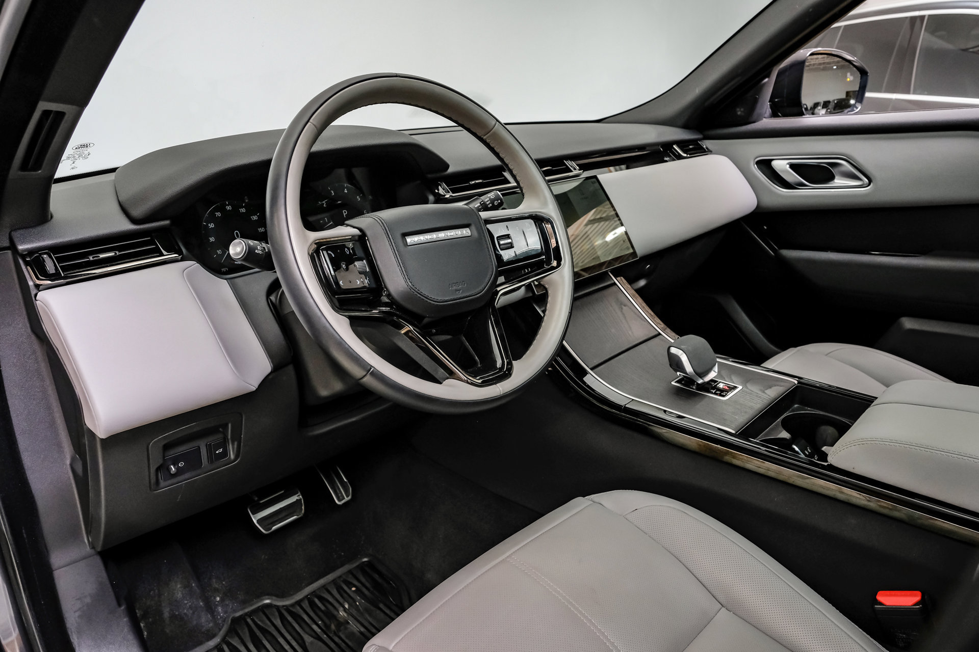 Used 2024 Land Rover Range Rover Velar Dynamic SE AWD/4WD image 3