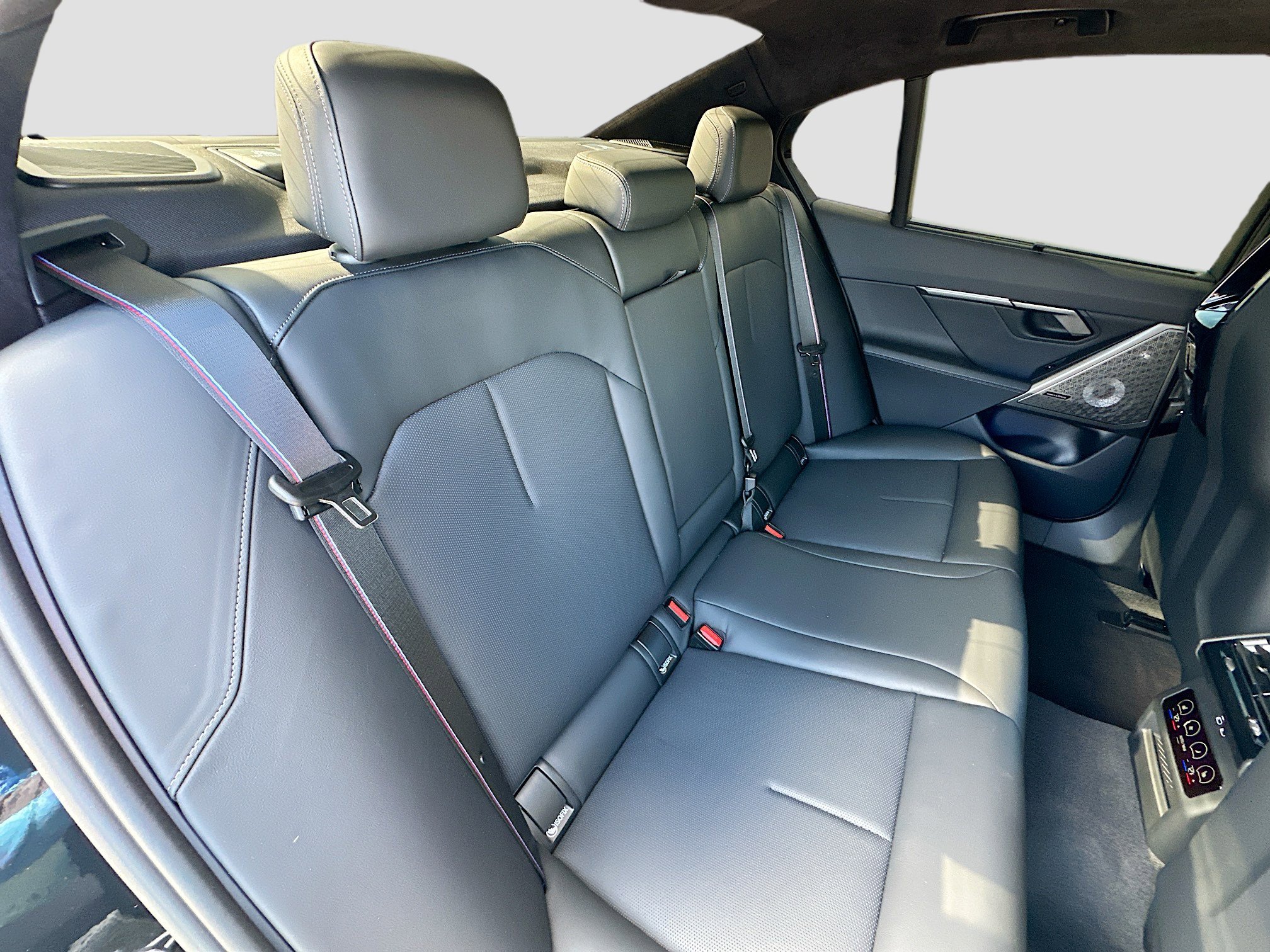 Used 2025 BMW M5 w/ Executive Package image 24