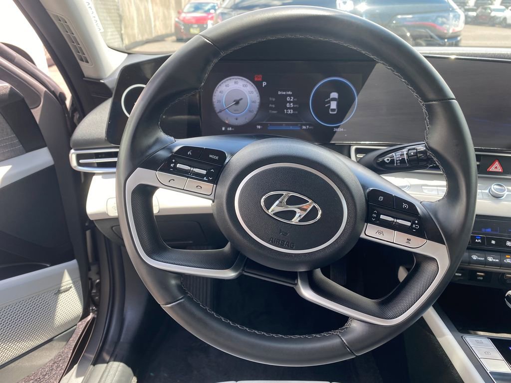 Certified 2023 Hyundai Elantra Limited FWD image 32
