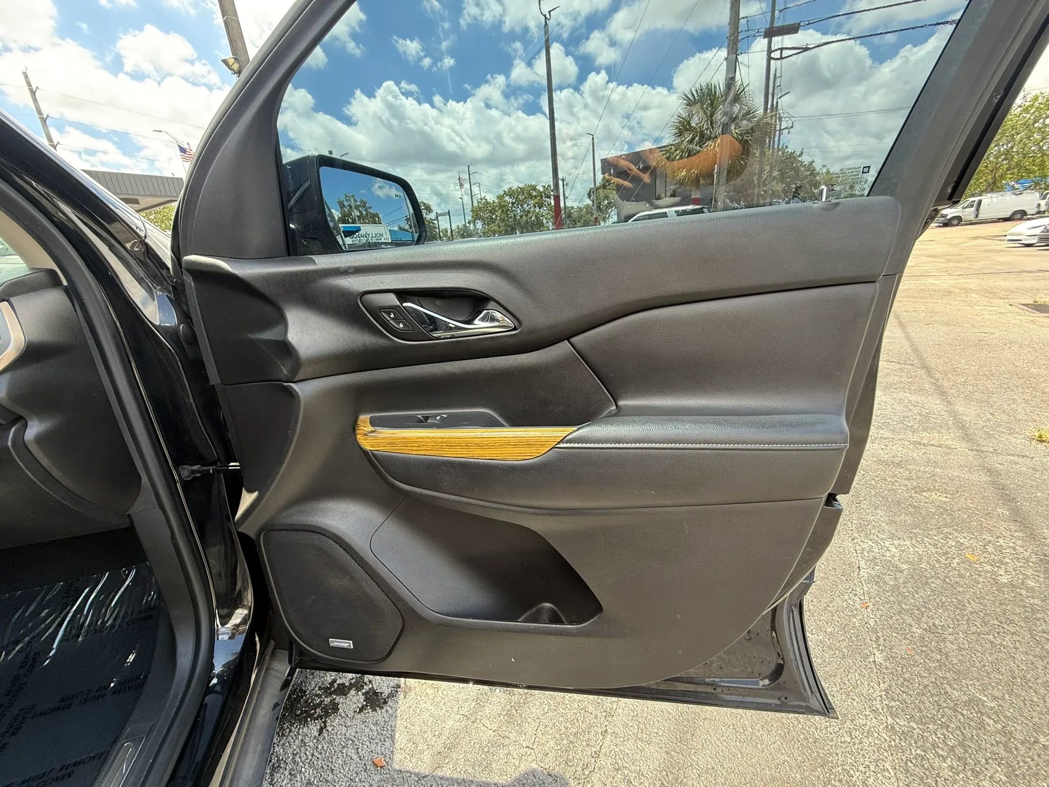 Used 2017 GMC Acadia Denali w/ Technology Package FWD image 33