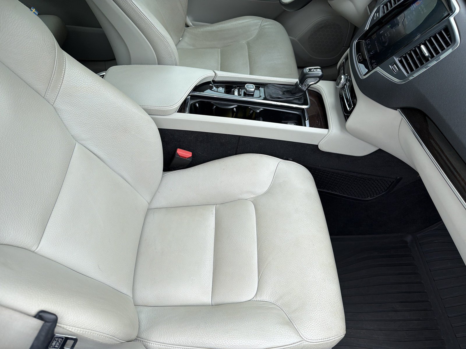 Used 2019 Volvo XC90 T6 Momentum w/ Protection Package AWD/4WD image 43