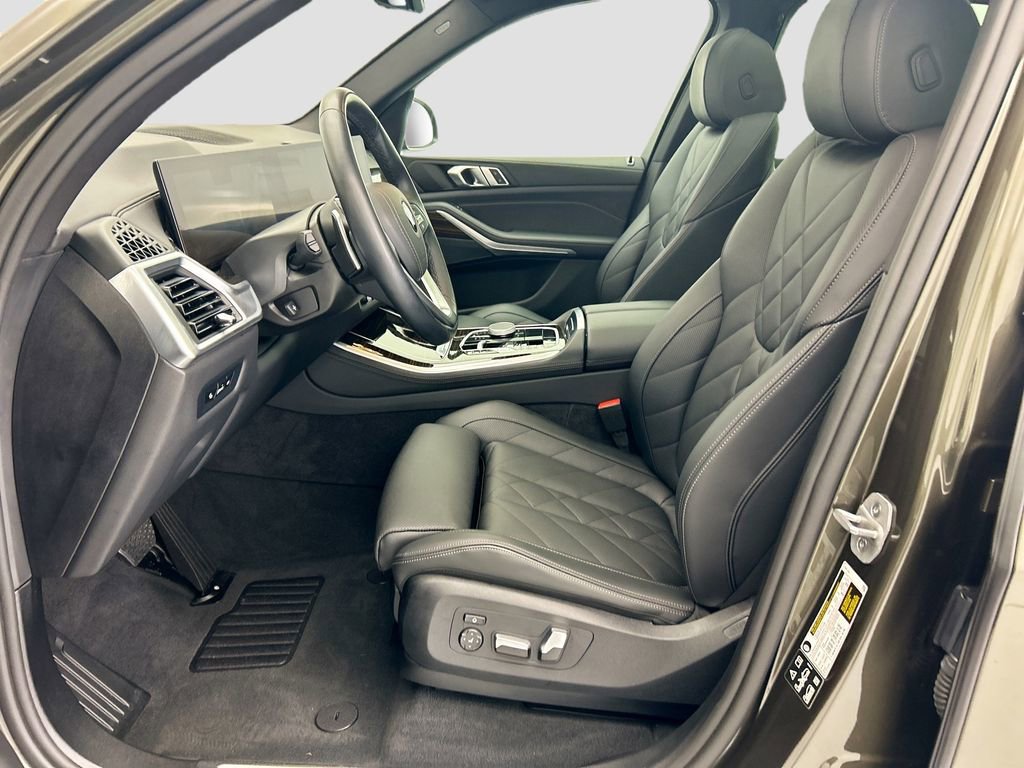 Certified 2025 BMW X5 xDrive40i w/ Parking Assistance Package AWD/4WD image 18