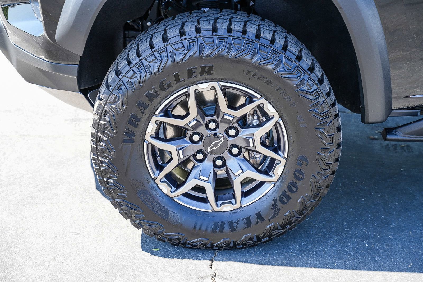 Used 2025 Chevrolet Colorado ZR2 w/ Technology Package AWD/4WD image 9