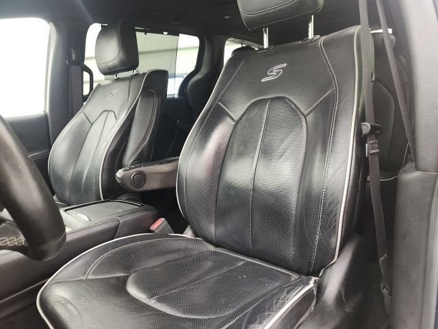 Used 2022 Chrysler Pacifica Limited w/ Uconnect Theater Family Group FWD image 14
