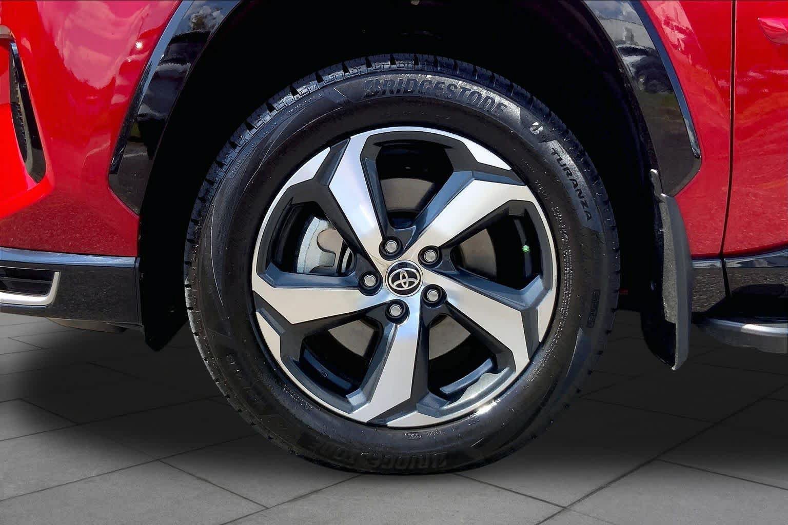 Used 2022 Toyota RAV4 SE w/ Weather & Moonroof Package AWD/4WD image 11