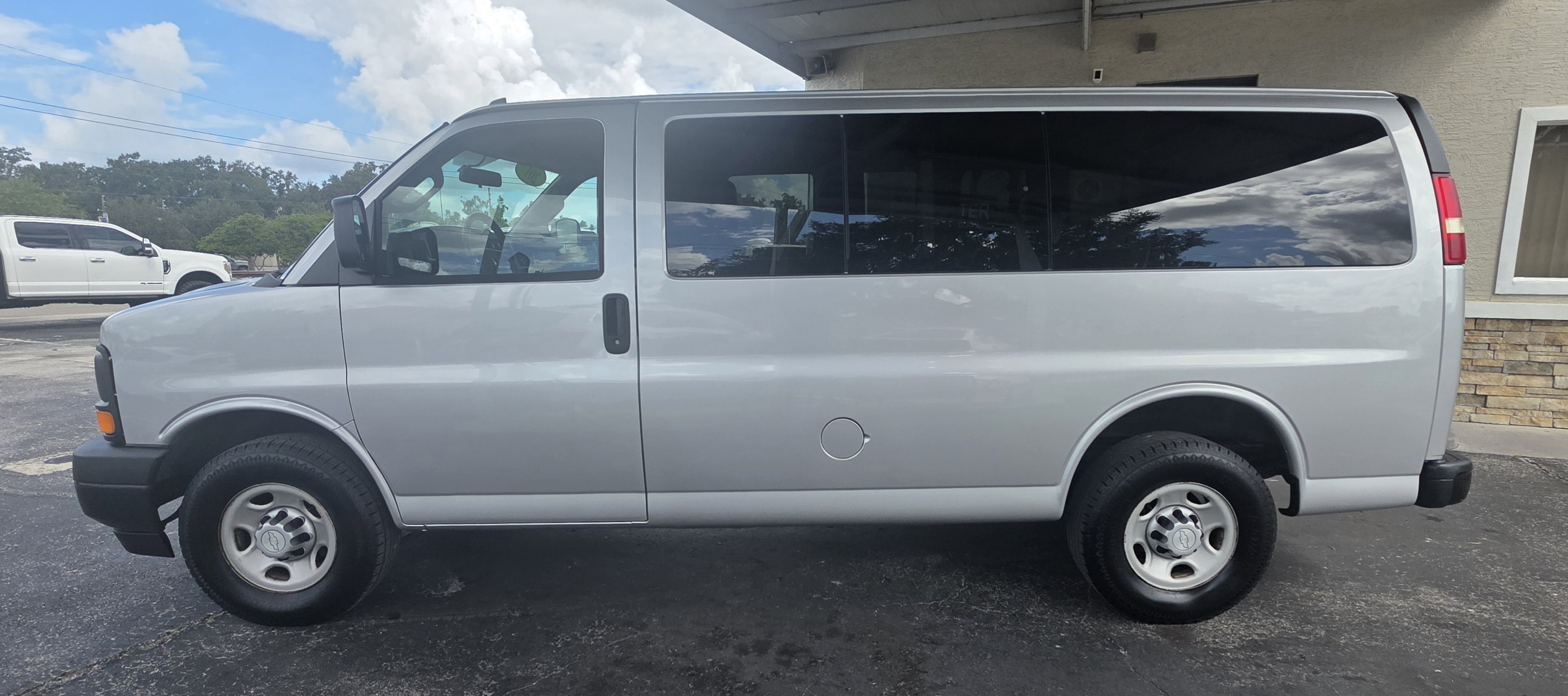 Used 2017 Chevrolet Express 2500 LS RWD image 3