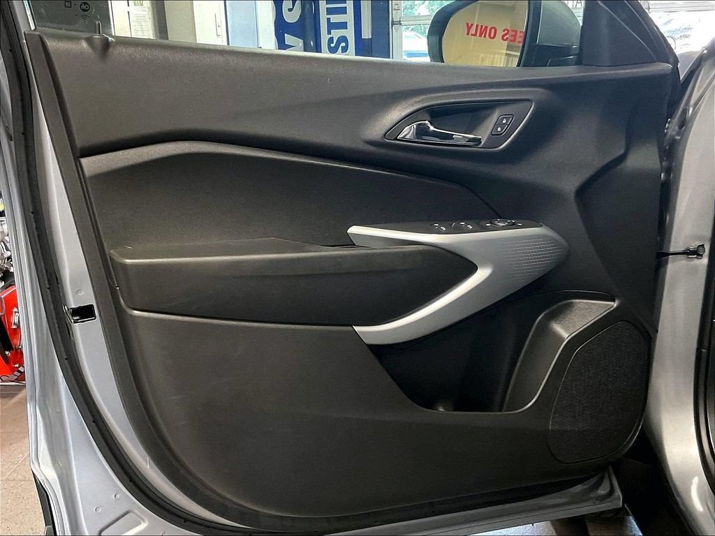 Used 2024 Chevrolet Trax LS w/ LS Convenience Package FWD image 9