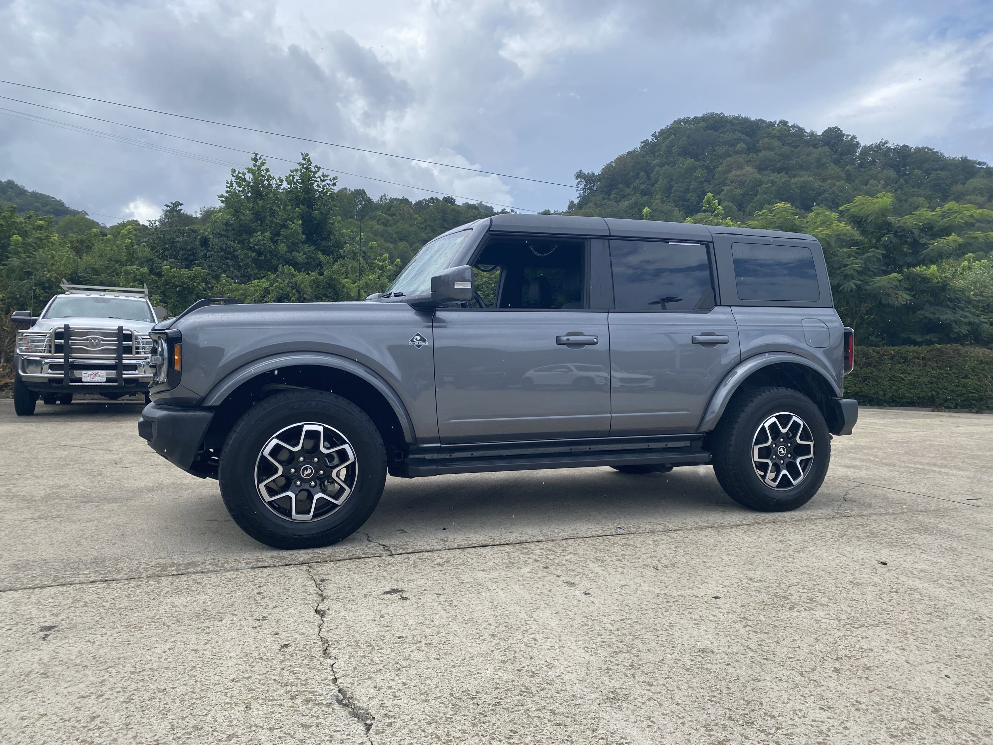 Used 2023 Ford Bronco Outer Banks image 2