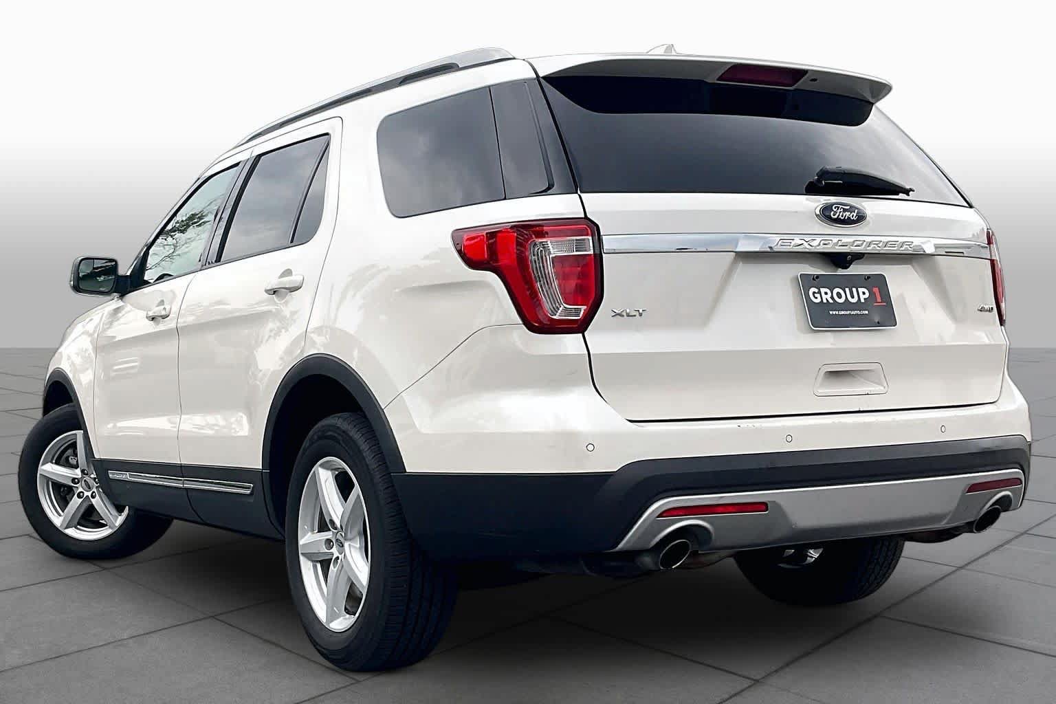 Used 2016 Ford Explorer XLT w/ Equipment Group 202A AWD/4WD image 11