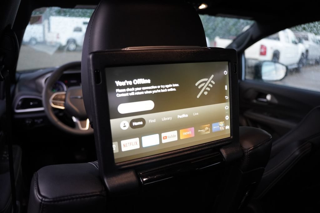 Used 2025 Chrysler Pacifica Select w/ Uconnect Theater Family Group AWD/4WD image 4