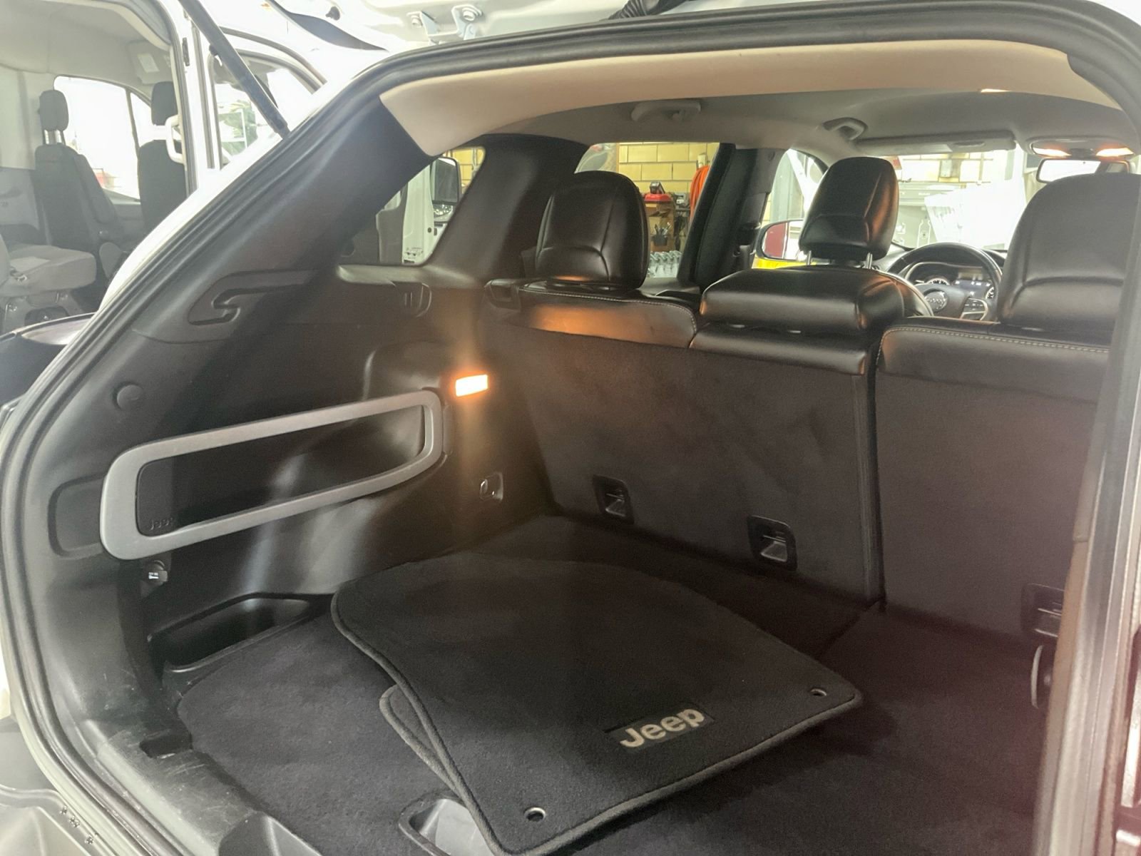 Used 2017 Jeep Cherokee Limited AWD/4WD image 23
