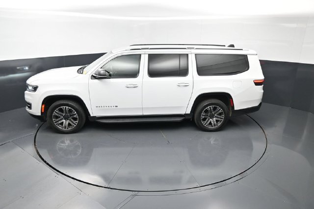 Used 2024 Jeep Wagoneer L Series II RWD image 28