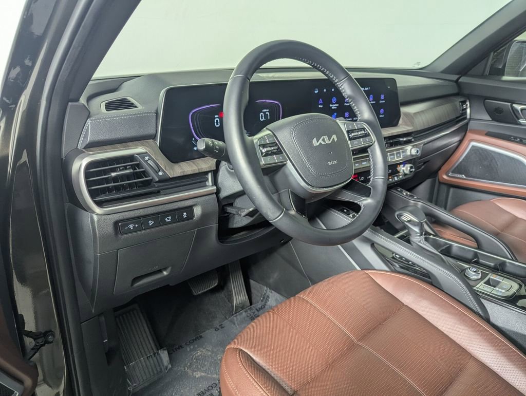 Used 2024 Kia Telluride EX w/ EX Captain's Chair Package FWD image 11