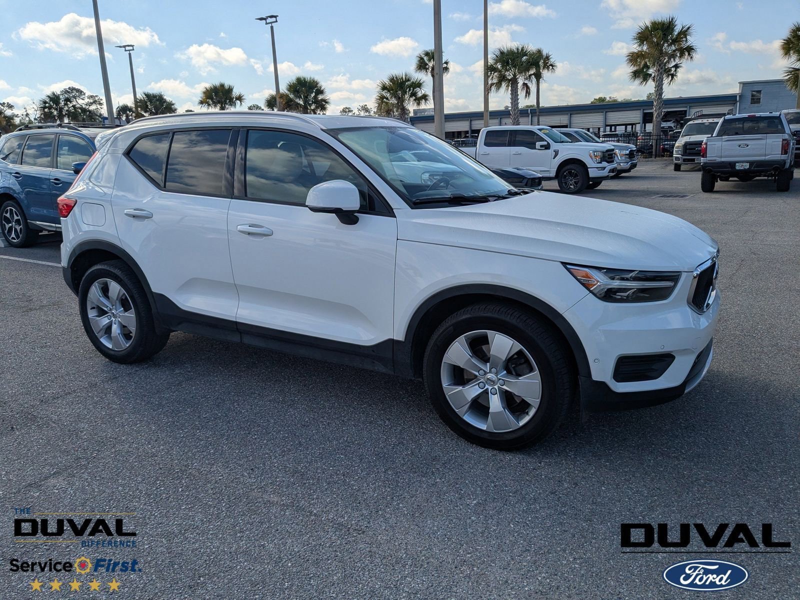 Used 2019 Volvo XC40 T5 Momentum image 1