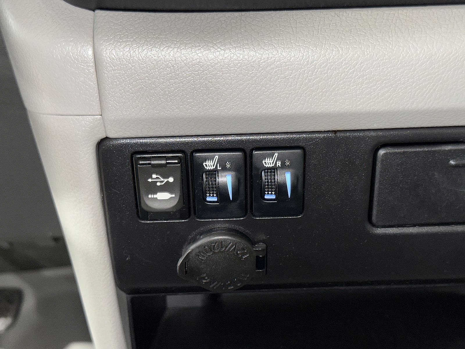 Used 2015 Toyota Sienna XLE w/ XLE Navigation Package FWD image 34