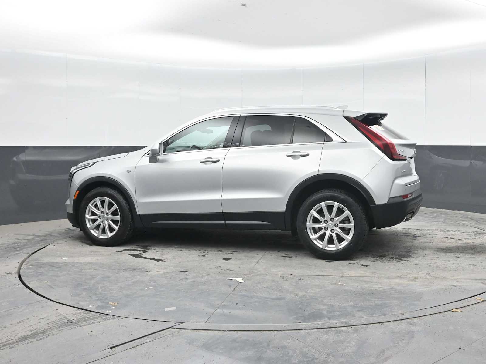 Used 2019 Cadillac XT4 Luxury w/ Cold Weather Package AWD/4WD image 3