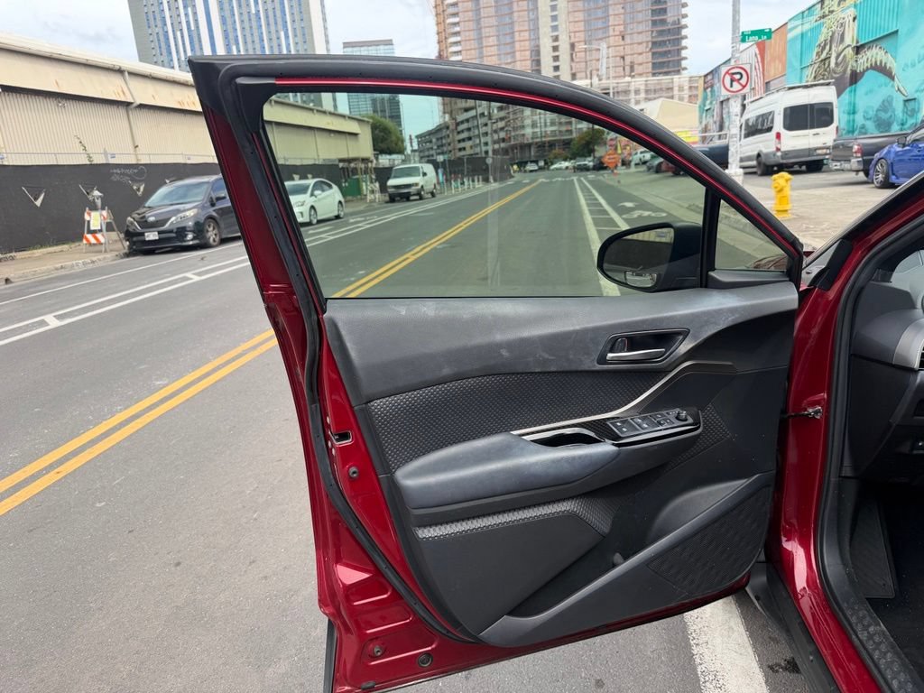Used 2019 Toyota C-HR XLE FWD image 9