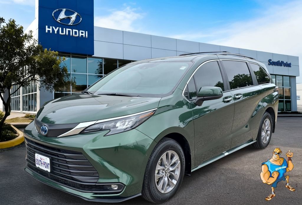 Used 2025 Toyota Sienna XLE FWD image 1