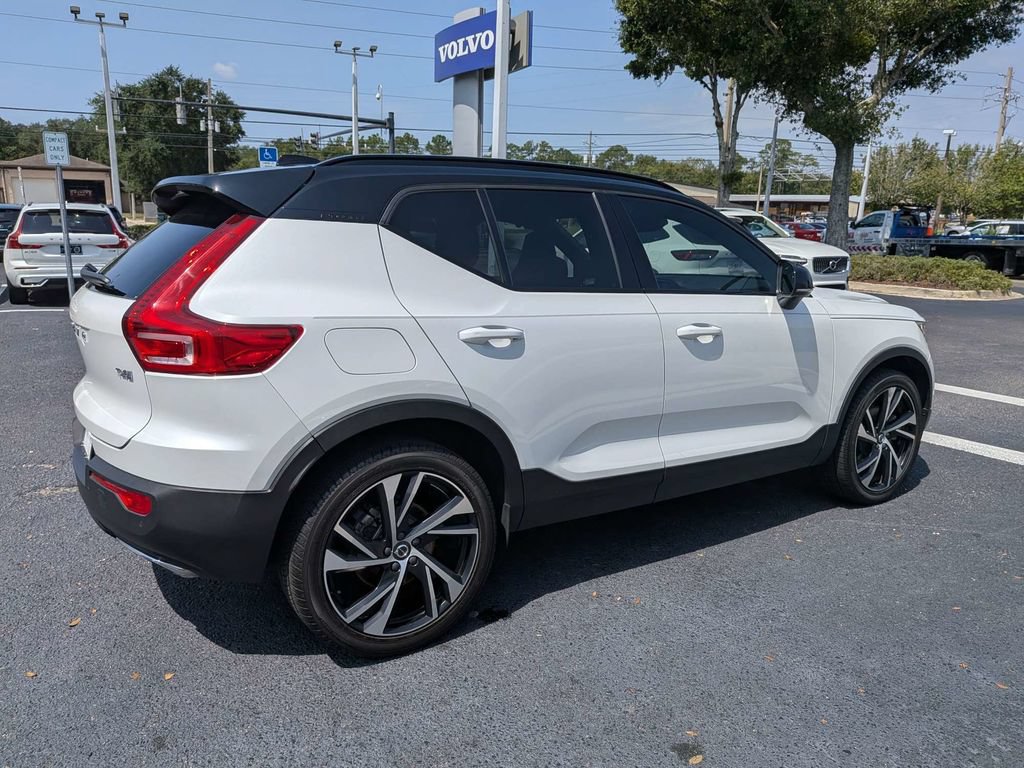 Used 2020 Volvo XC40 T4 R-Design FWD image 6