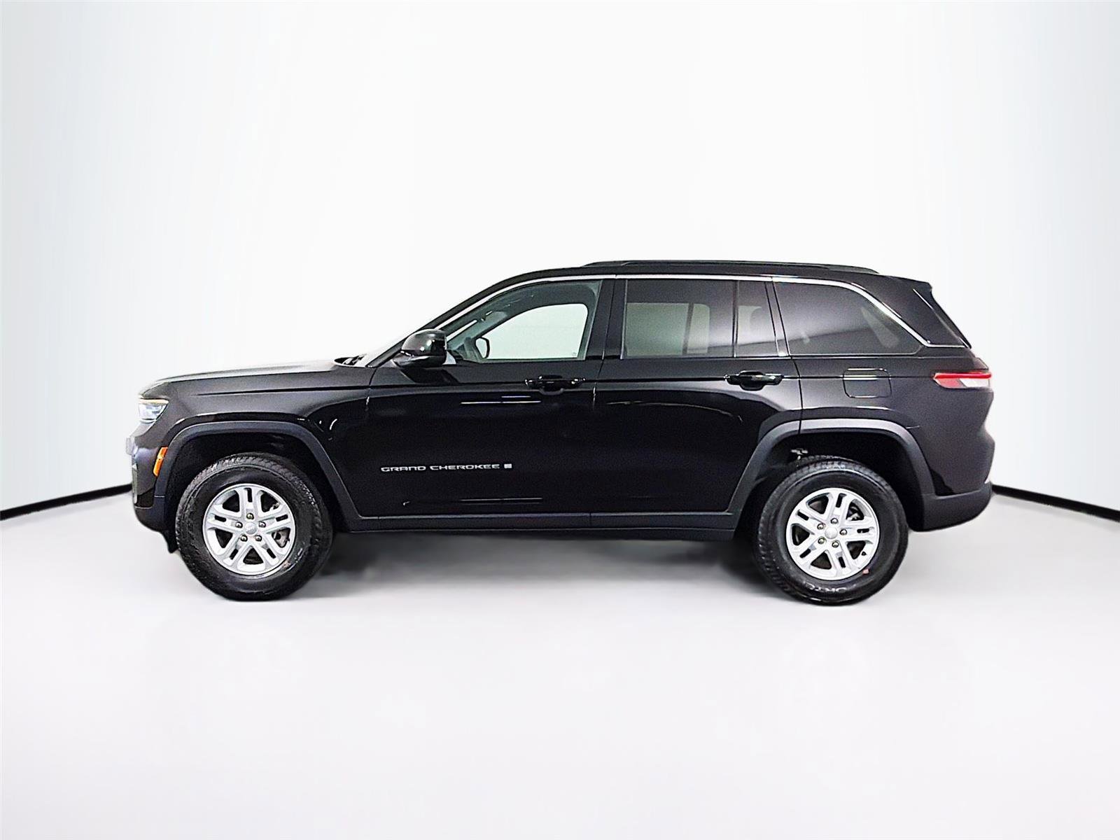 Used 2024 Jeep Grand Cherokee Laredo RWD image 4