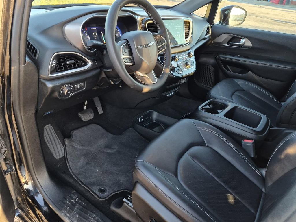 Used 2025 Chrysler Pacifica Select FWD image 11